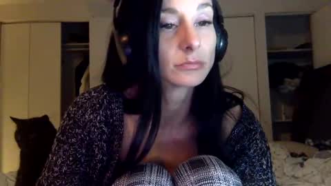 Snapshot of daniellbisous chatting on 11-23-25, 07:30 daniellbisous online show from 11-23-25, 07:30