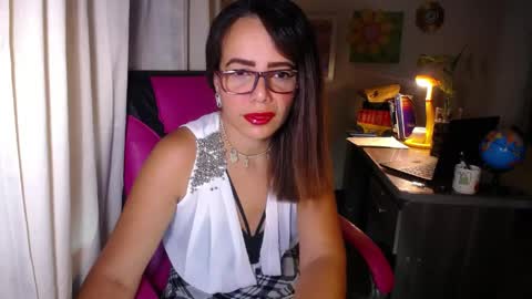 Snapshot of danielle_rose_ chatting on 05-01-26, 06:12 Angie online show from 05-01-26, 06:12