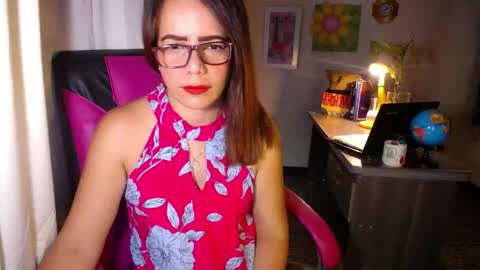 Snapshot of danielle_rose_ chatting on 05-05-26, 02:25 Angie online show from 05-05-26, 02:25