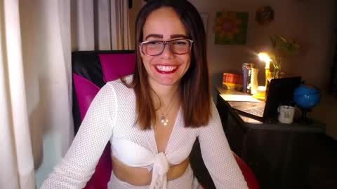 Snapshot of danielle_rose_ chatting on 05-25-26, 02:12 Angie online show from 05-25-26, 02:12