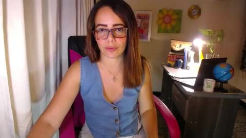 Snapshot of danielle_rose_ chatting on 06-05-26, 06:35 Angie online show from 06-05-26, 06:35