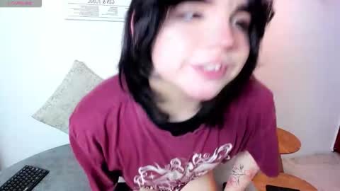 Snapshot of daniellesins2 chatting on 12-20-25, 08:49 Danielle online show from 12-20-25, 08:49