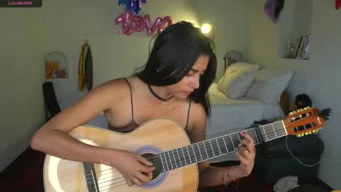 Snapshot of daniisla chatting on 10-15-25, 09:48 danalle .. online show from 10-15-25, 09:48