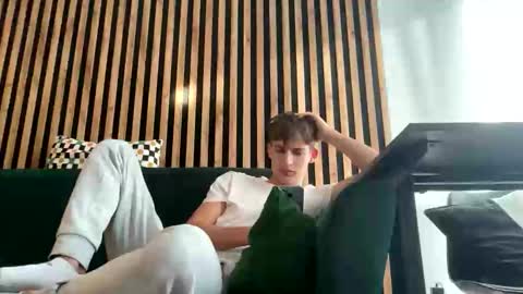 Snapshot of daniosunshine chatting on 12-17-25, 11:27 danio hot online show from 12-17-25, 11:27