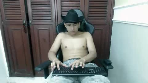Snapshot of dannyt_hot chatting on 11-19-25, 01:00 dannyt_hot online show from 11-19-25, 01:00