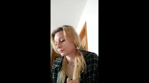 Snapshot of danuta1 chatting on 12-20-25, 02:24 DD online show from 12-20-25, 02:24