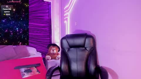 Snapshot of daphne_courtis chatting on 02-11-25, 11:43 Daphne online show from 02-11-25, 11:43