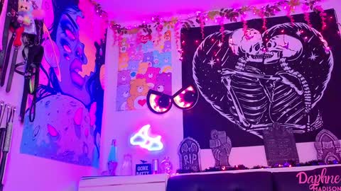 Daphne Madison online show from 10-29-25, 09:05