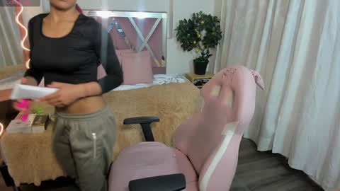 Snapshot of daphnne_tay chatting on 02-06-25, 03:27 dhapnne online show from 02-06-25, 03:27