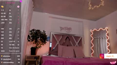 Snapshot of daphnne_tay chatting on 03-10-25, 06:05 dhapnne online show from 03-10-25, 06:05