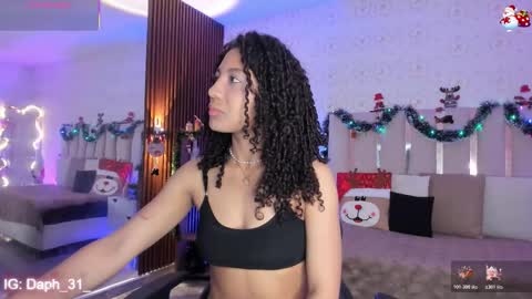 Snapshot of daphnne_tay chatting on 12-15-25, 03:44 dhapnne online show from 12-15-25, 03:44