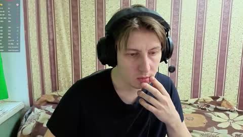 Snapshot of darienlarge chatting on 12-17-25, 10:32 darienlarge online show from 12-17-25, 10:32