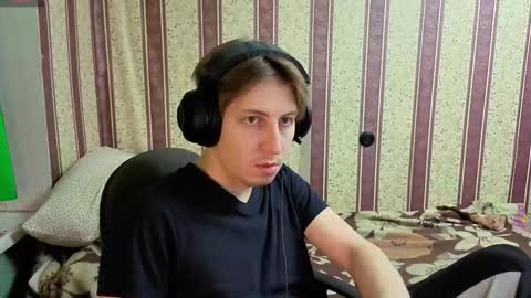 Snapshot of darienlarge chatting on 12-18-25, 02:34 darienlarge online show from 12-18-25, 02:34