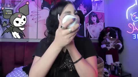 Snapshot of darki_shine_ chatting on 12-17-25, 01:28 cleitlin vinson online show from 12-17-25, 01:28