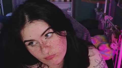 Snapshot of darksh1ne chatting on 11-12-25, 06:47 Shine online show from 11-12-25, 06:47