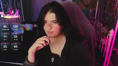 Snapshot of darksh1ne chatting on 11-18-25, 10:20 Shine online show from 11-18-25, 10:20