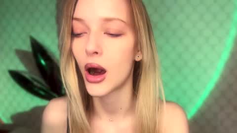 Snapshot of darlingdarinka chatting on 12-21-25, 07:15 D online show from 12-21-25, 07:15