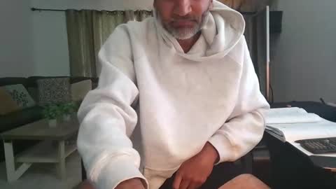 Snapshot of darryl43321 chatting on 05-18-26, 05:30 darryl43321 online show from 05-18-26, 05:30