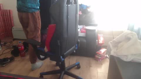 Snapshot of daver281197 chatting on 03-09-25, 04:44 dave online show from 03-09-25, 04:44