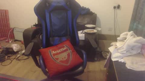 Snapshot of daver281197 chatting on 12-14-25, 04:40 dave online show from 12-14-25, 04:40