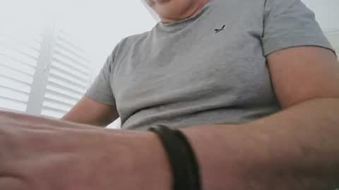Snapshot of davesu12345 chatting on 06-10-26, 08:35 davesu12345 online show from 06-10-26, 08:35