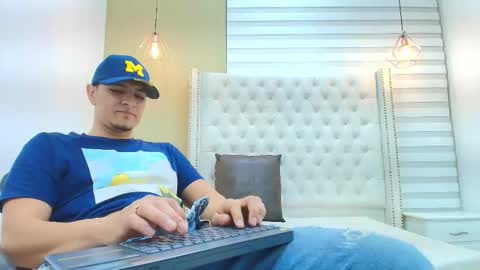 Snapshot of david_victoriaa chatting on 11-28-25, 01:25 david_victoriaa online show from 11-28-25, 01:25