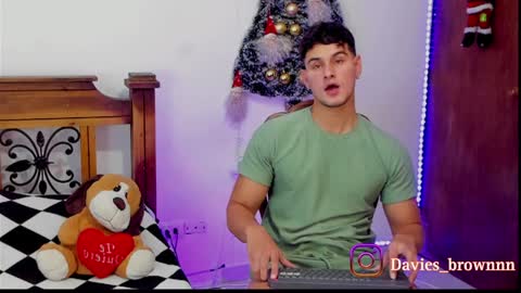 Snapshot of davies_brown chatting on 12-31-24, 08:12 Davies brown schedule 12pm to 5pm col time online show from 12-31-24, 08:12