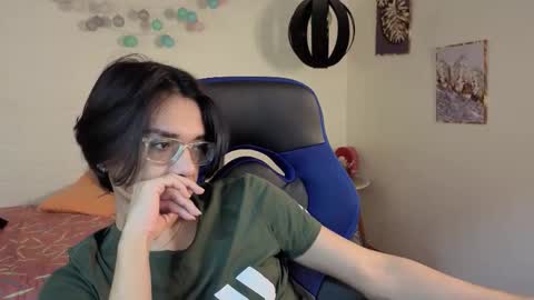 Snapshot of davoxer chatting on 12-14-25, 03:45 davoxer online show from 12-14-25, 03:45