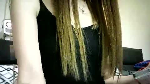 Snapshot of dayenelis chatting on 01-12-26, 06:02 dayenelis online show from 01-12-26, 06:02