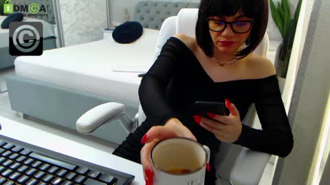 Snapshot of dear_ellisse chatting on 12-19-24, 08:45 Elly online show from 12-19-24, 08:45