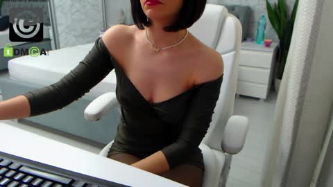 Snapshot of dear_ellisse chatting on 12-20-24, 09:32 Elly online show from 12-20-24, 09:32