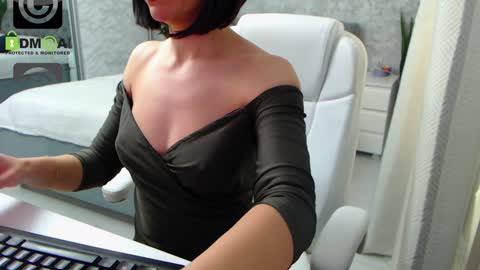 Snapshot of dear_ellisse chatting on 01-07-25, 01:24 Elly online show from 01-07-25, 01:24