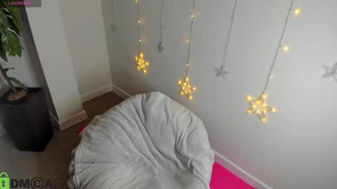 Snapshot of debbie_wools chatting on 12-14-25, 11:42 Jennifer online show from 12-14-25, 11:42