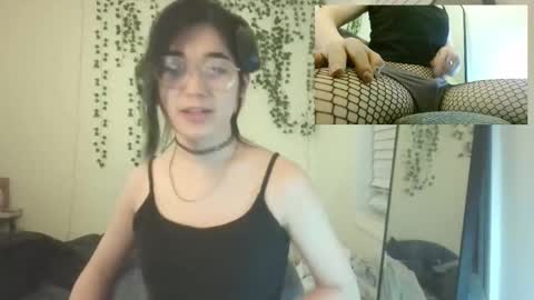 Snapshot of deciduousdoll chatting on 12-15-25, 07:01 deciduousdoll online show from 12-15-25, 07:01