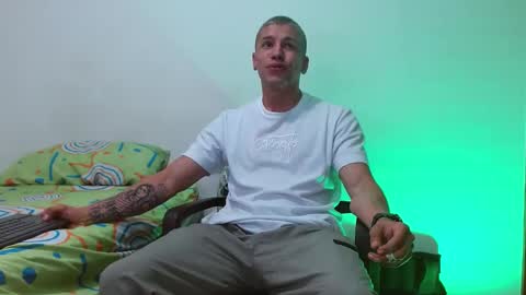 Snapshot of deconrios chatting on 12-22-24, 01:45 Santiago online show from 12-22-24, 01:45