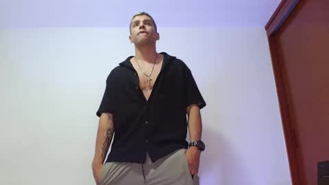 Snapshot of deconrios chatting on 02-01-25, 01:23 Santiago online show from 02-01-25, 01:23