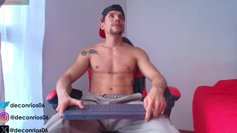 Snapshot of deconrios chatting on 10-11-25, 08:51 Santiago online show from 10-11-25, 08:51