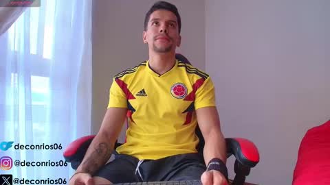 Snapshot of deconrios chatting on 10-12-25, 04:06 Santiago online show from 10-12-25, 04:06