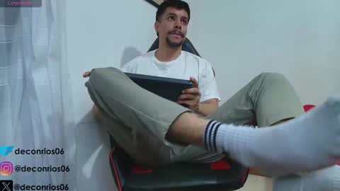 Snapshot of deconrios chatting on 11-08-25, 01:28 Santiago online show from 11-08-25, 01:28