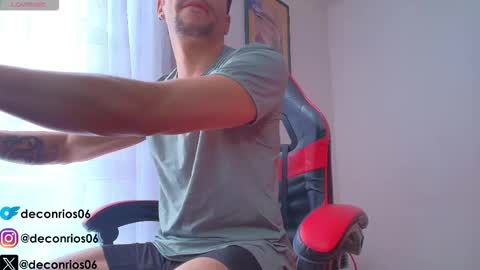 Snapshot of deconrios chatting on 11-24-25, 05:01 Santiago online show from 11-24-25, 05:01