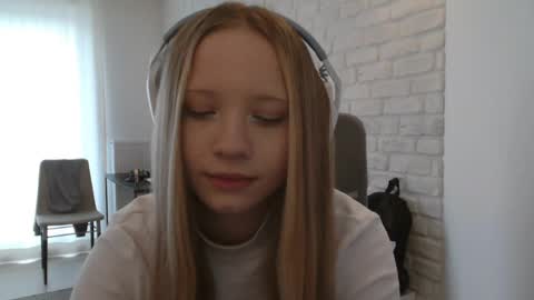 Snapshot of deeannnye chatting on 05-18-26, 04:02 Amanda online show from 05-18-26, 04:02
