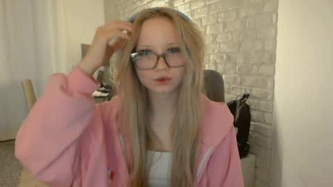 Snapshot of deeannnye chatting on 05-23-26, 07:29 Amanda online show from 05-23-26, 07:29
