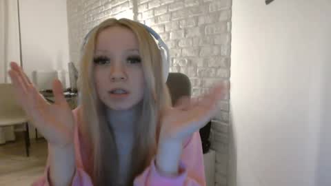 Snapshot of deeannnye chatting on 05-24-26, 09:20 Amanda online show from 05-24-26, 09:20