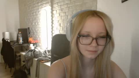 Snapshot of deeannnye chatting on 05-27-26, 07:55 Amanda online show from 05-27-26, 07:55
