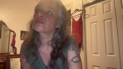 Snapshot of degeneratesaint chatting on 10-06-25, 03:04 Tori online show from 10-06-25, 03:04