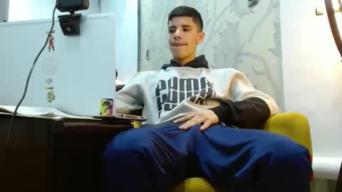 Snapshot of delglo chatting on 10-28-25, 03:43 delglo online show from 10-28-25, 03:43