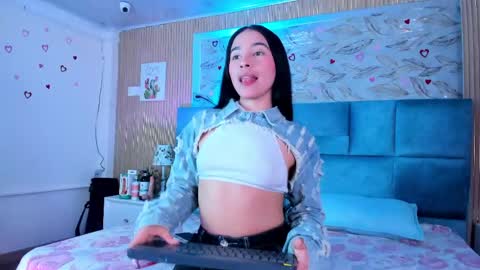 Snapshot of delphine_doll chatting on 06-04-26, 11:49 Delia online show from 06-04-26, 11:49