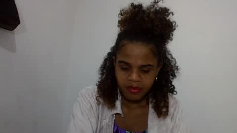 Snapshot of delphineee chatting on 06-18-26, 01:15 delphine online show from 06-18-26, 01:15