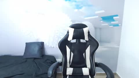 Snapshot of demi_leed chatting on 03-08-25, 11:48 DEMI online show from 03-08-25, 11:48