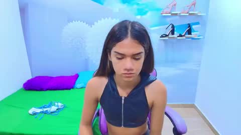 Snapshot of demi_leed chatting on 09-24-25, 11:24 DEMI online show from 09-24-25, 11:24